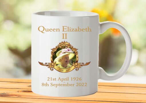 Queen Elizabeth Memorial Mug UK Gold with photo